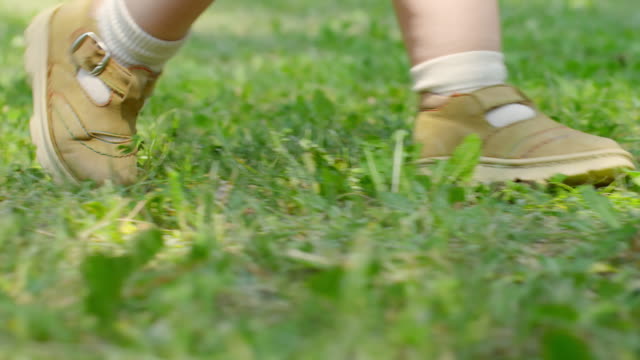 Beine-Baby-Trippeln-auf-Rasen