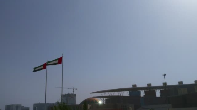 Die-Vereinigten-Arabischen-Emirate-Flaggen-wehten-in-Abu-Dhabi-Stadt