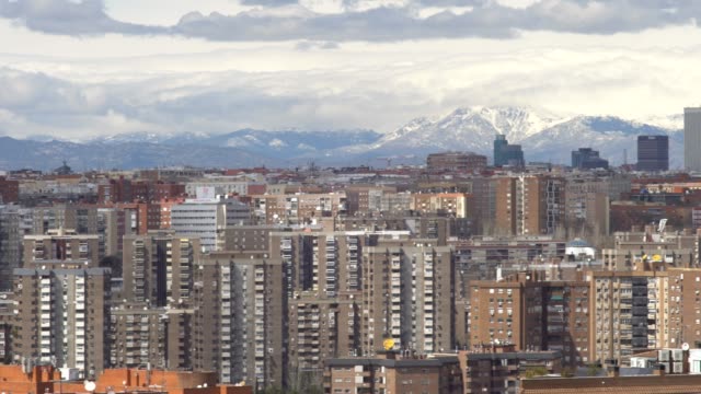 Día-nublado-en-Madrid,-montaña-de-nieve-de-fondo
