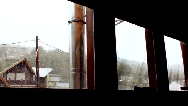 Haus-innen-bei-Schneesturm.-Winter-Schuss.-Gefilmt-In-Ushuaia-(Argentinien).