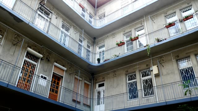 Corte-de-la-yarda-bien.-Una-hermosa-casa-antigua-con-balcones-largos-en-forma-de-un-pozo.-Interior-de-la-yarda,-el-patio-de-la-casa-típica-de-la-húngara