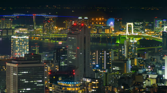 Skyline-de-Tokyo-con-el-puente-del-arco-iris-en-la-noche.-Tokio,-Japón.-TIMELAPSE-DE-4K.