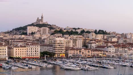 Marseille-Frankreich-Zeitraffer-4K,-Stadt-Skyline-von-Tag-zu-Nacht-Zeitraffer-am-Vieux-Port