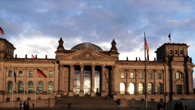 Schwenken-Sie-Links-von-der-Vorderseite-des-Reichstags-in-Berlin,-Deutschland