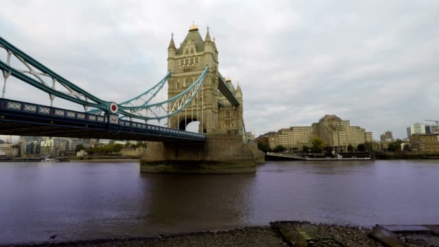 Puente-de-la-torre-y-el-río-Támesis,-Londres,-lapso-de-tiempo