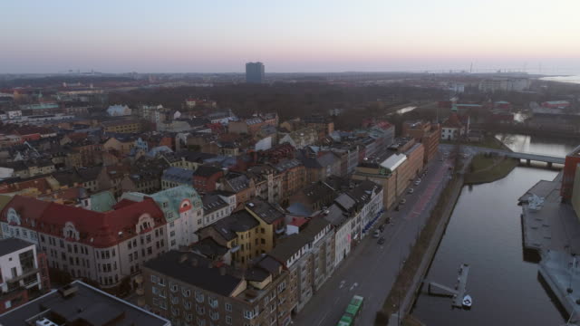 Drone-volando-tiro-en-la-calle-y-canal-en-la-ciudad-de-Malmö