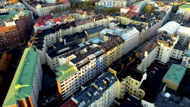 Luftbild-Drohne-Blick-auf-Helsinki.-farbenfrohen-Gebäuden-und-Dach.-Flug-über-die-Häuser.-Helsinki,-Finnland.
