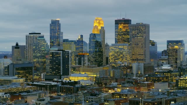 Minneapolis-Skyline---luces-de-la-ciudad-al-atardecer---foto-aérea