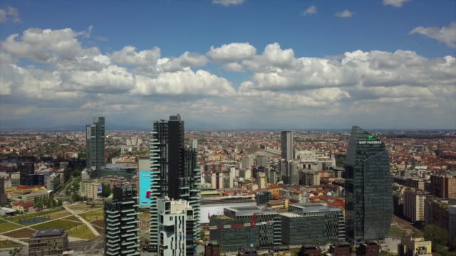 día-tiempo-Milán-ciudad-bloque-tejados-antena-panorama-4k-Italia