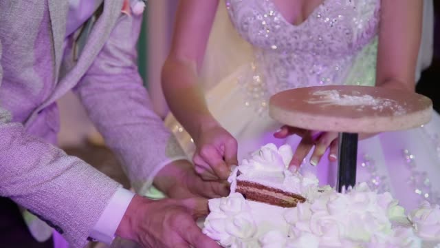 Cortar-la-torta-blanca-de-la-boda-la-novia-y-el-novio