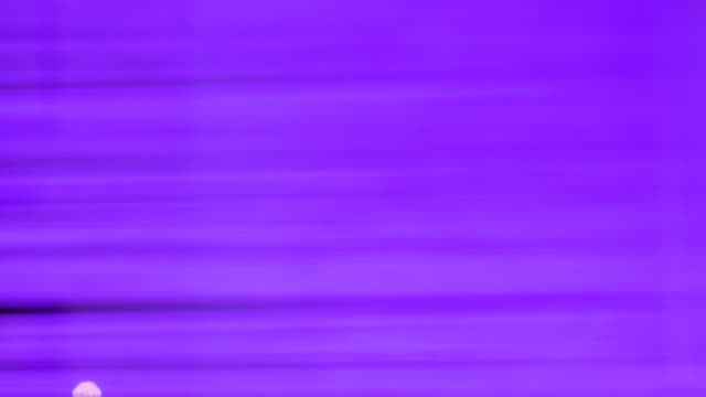 Luces-de-color-púrpura-de-líneas-dentro-de-la-pista-de-baile