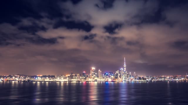 Auckland-en-timelapse-de-noche