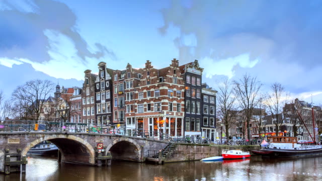 Amsterdam-canal-al-atardecer-4K-timelapse