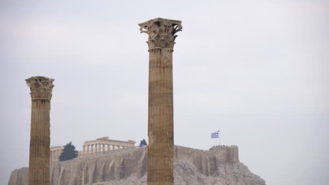 Tempel-des-Olympischen-Zeus-und-die-Akropolis-in-Athen,-Griechenland.