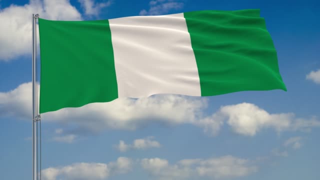 Bandera-de-Nigeria-contra-fondo-de-nubes-flotando-en-el-cielo-azul