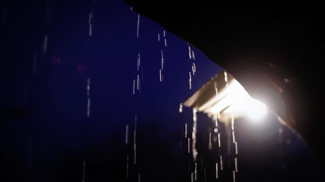 Starker-Regen-auf-dem-Dach.
