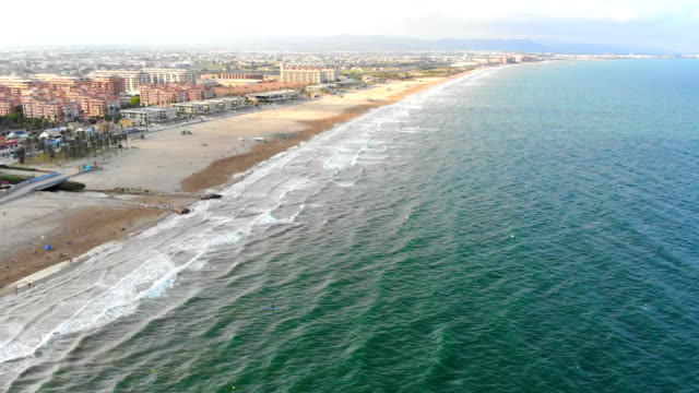 Luftaufnahme-von-einer-Drohne-im-Strand-von-Valencia,-Spanien.-4k-Video
