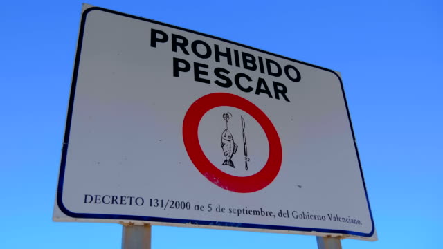 Sign-prohibiting-fishing-on-the-territory-of-the-seaport-of-Valencia,-Spain
