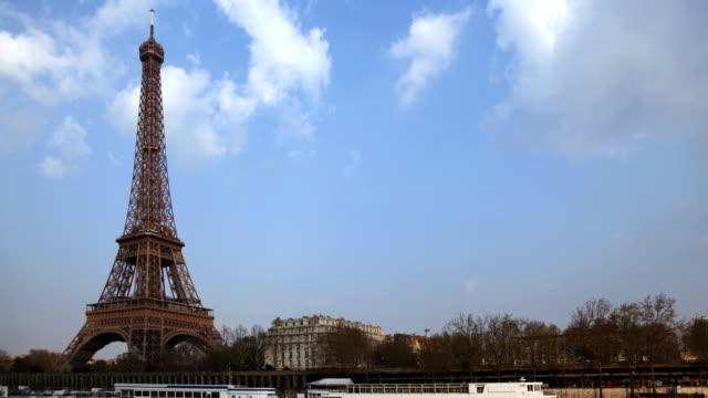 Zeitraffer-Eiffelturm-auf-der-linken-Seite.