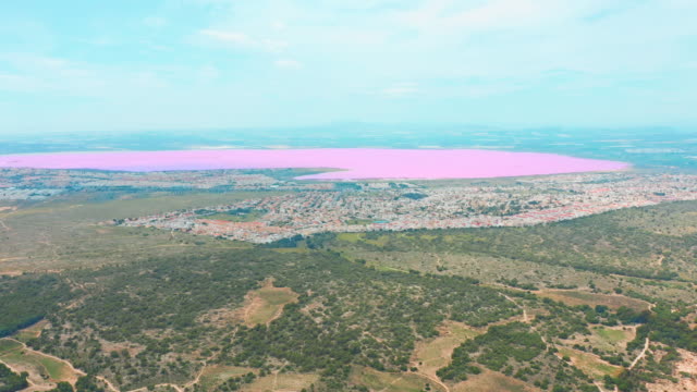 Panorama-Luftbild-Video-von-Las-Salinas,-hell-farbig-berühmten-Ort-rosa-See.-Küste-von-Torrevieja-Stadt-und-Mittelmeer.-Costa-Blanca.-Provinz-Alicante.-Spanien