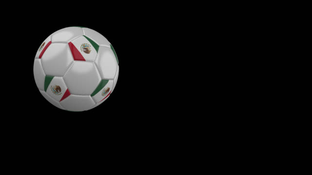 Fußball-Ball-mit-der-Flagge-von-Mexiko-fliegt-vorbei-an-Kamera,-Zeitlupe,-Alpha-Kanal
