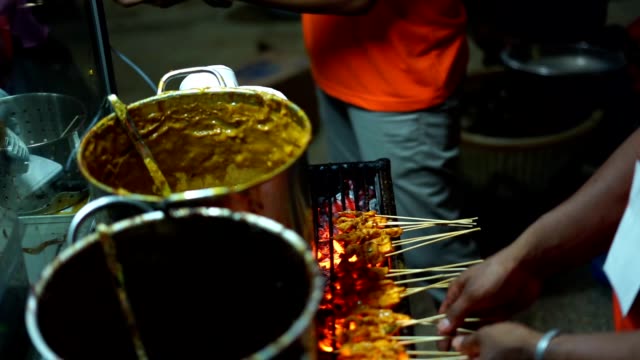 Satay-Padang,-Fleischspieße-kochen-über-heißen-Kohlen-auf-dem-indonesischen-Street-Food-Markt