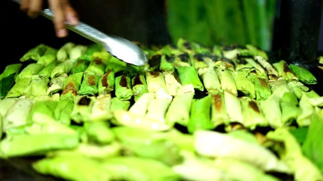 Food-Vendor-gegrillt-Sticky-Rice-auf-indonesischen-traditionellen-Kuchen-Basar