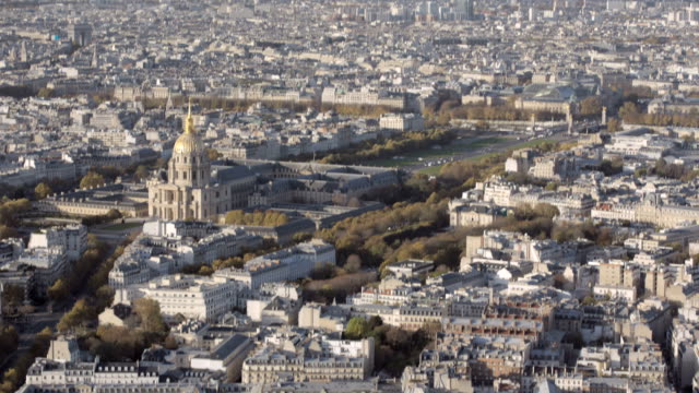 París,-Francia,-20-de-noviembre-de-2014:-Toma-aérea-de-introducción-de-los-inválidos-y-el-puente-Alexandre-3-en-París.