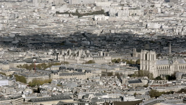 París,-Francia,-20-de-noviembre-de-2014:-Establecer-toma-aérea-del-centro-Pompidou-y-de-Notre-Dame-en-París.