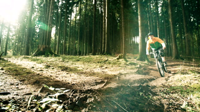 Mountain-Biker-Reiten-im-Wald-Track-in-Zeitlupe