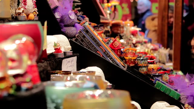 Kunden-kaufen-Sie-Geschenke-in-der-deutschen-Weihnachtsmarkt-Spielzeug-Marktstand-Lichter