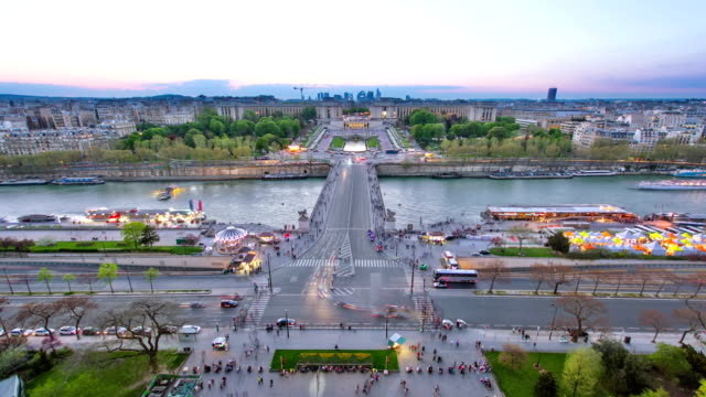 Blick-auf-den-Fluss-Seine,-Trocadero-und-La-Defense-vom-Eiffel-tower.---Tag-bis-Nacht,-timelapse.---Paris,-Frankreich,-Europa