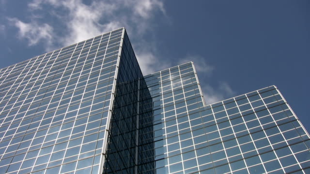 Blaue-verspiegelte-office-tower.-Zeitraffer-Wolke-reflections.