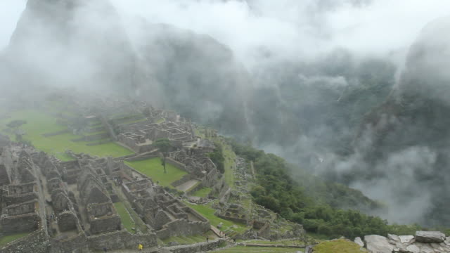 Machu-Picchu,-ancient-Inca-city-in-the-Andes,-Peru