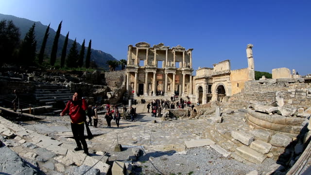 Touristen-besuchen-Sie-die-Ruinen-der-antiken-Stadt
