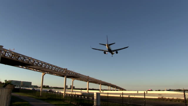 Commercial-airplane-landing