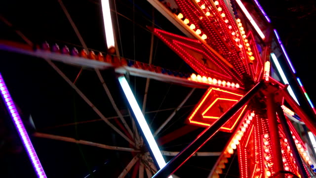 Ferris-wheel-por-la-noche