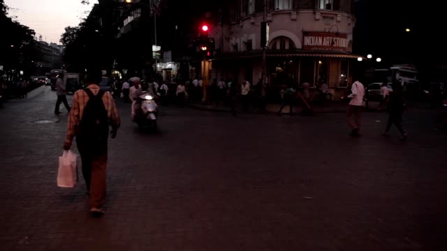 Indians-on-the-streets-of-Mumbai,-India.