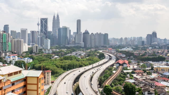 Zeitraffer-hd-Filmmaterial-der-Straße-führt-zum-Kuala-Lumpur-city-Centre.-Mit-beweglichen-Autos-und-bewegliche-Wolken-bei-Tageslicht.-Verkleinern.