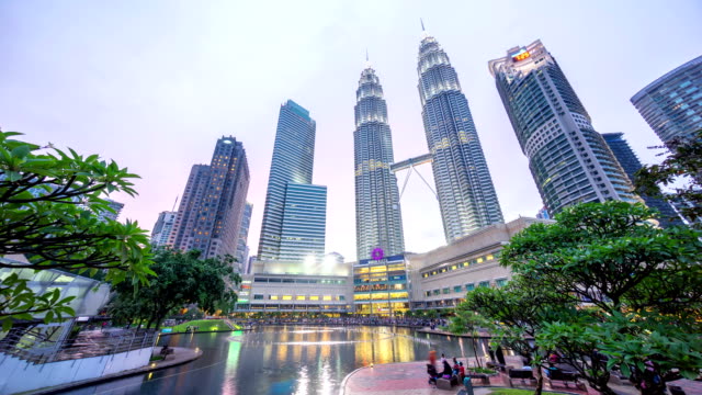 Dramatischen-Sonnenuntergang-in-Kuala-Lumpur-City-Centre-fountain-park,-Rosa-und-blaue-Himmel,-wie-die-Sonne-untergeht