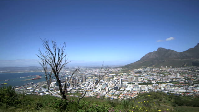 Schuss-von-Cape-Town-city,-Südafrika,-an-einem-klaren-sonnigen-Tag.-Schwenken-von-Kapstadt-Hafen,-auf-die-Stadt,-den-Tafelberg