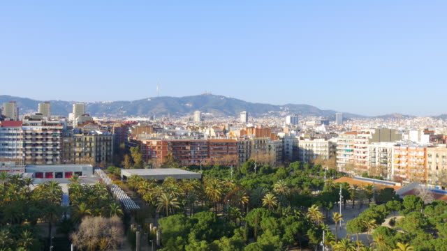 barcelona-luz-de-sol-centro-comercial-en-el-último-piso,-4-K-España-vista-panorámica-de-la-ciudad