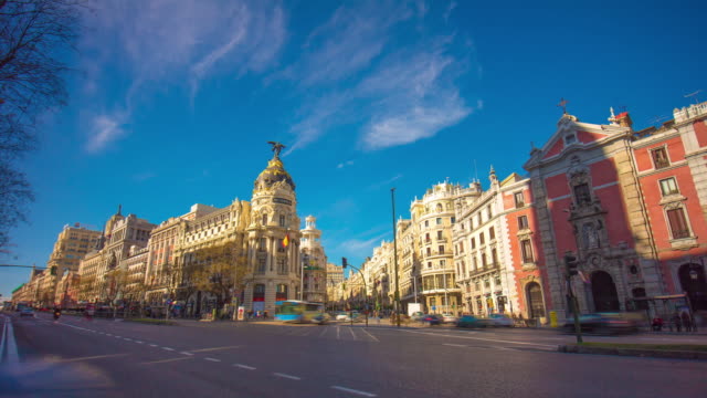Madrid-la-luz-solar-panorama-del-edificio-metrópolis-Vista-aérea-de-la-ciudad-de-4-k-lapso-de-tiempo-de-España