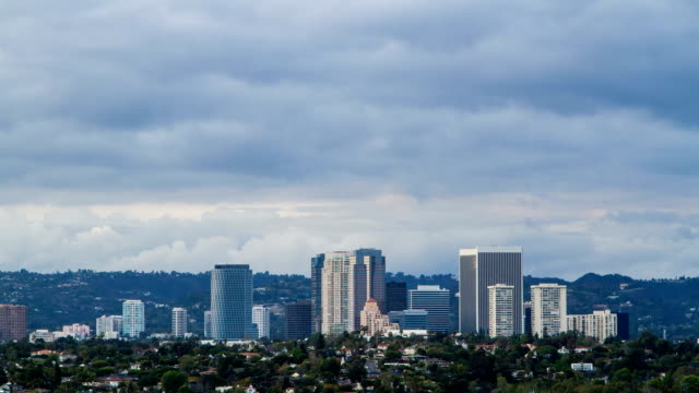 Century-City-Zeitraffer-mit-Wolken-im-Hintergrund