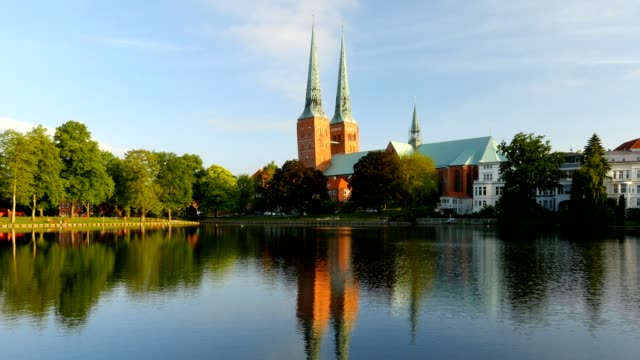 Lübecks-Altstadt,-der-Kathedrale-und-der-Trave-Fluss,-Deutschland