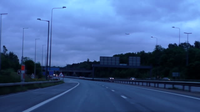 Fahren-Sie-auf-der-Autobahn-früh-am-Morgen