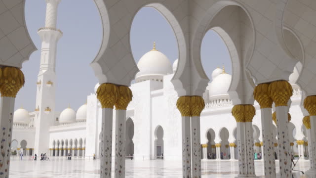Emiratos-Árabes-Unidos-verano-semáforo-principal-en-el-interior-con-paredes-blancas-mezquita-4-K