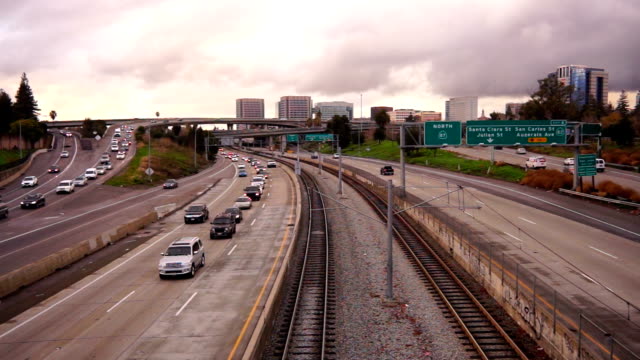 Autos-Autobahn-Rush-Stunde-öffentlichen-Verkehrsmittel-in-San-José,-Kalifornien