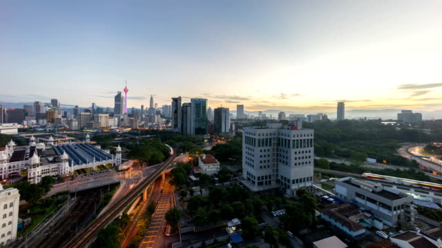 Zeitraffer-des-wunderschönen-Sonnenaufgang-in-Kuala-Lumpur-Stadt-Zentrum-aus-dem-Dach-des-Gebäudes-und-die-skyline-der-Stadt,-dem-Bahnhof-und-Farbsynchronsignal-Sonnenlicht.