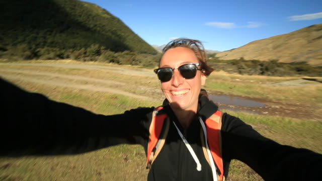 Junge-Geschäftsfrau-Wandern-dauert-selfie-Porträt-mit-den-Bergen-im-Hintergrund